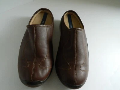 Zapatos sin cordones para mujer Izod 6M Sindri ZD67 zuecos superiores de cuero marrón Foto 1 de 4