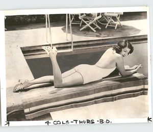 Foto de prensa de la actriz de Hollywood Arline Judge en elegante traje de baño DE COLECCIÓN 1939 - Imagen 1 de 2