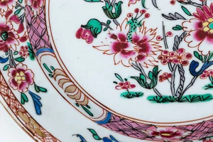 An Excellent Chinese Qianlong Famille Rose Plate, 18th C - Picture 1 of 13