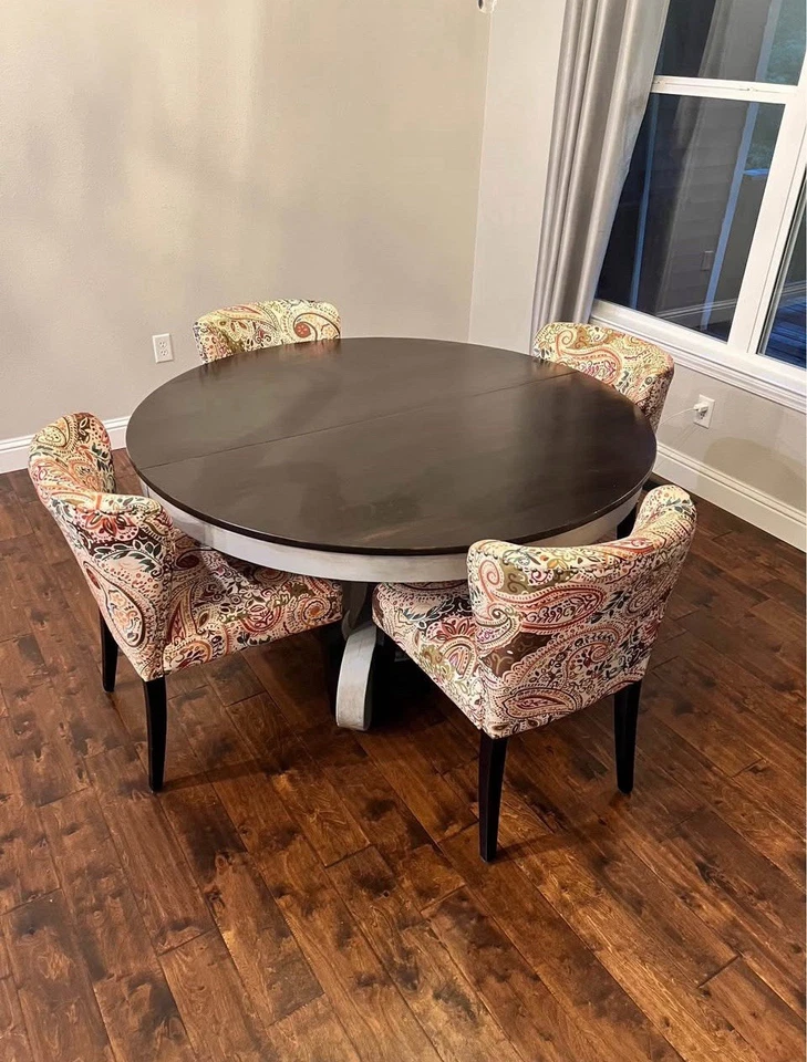 A beautiful, vintage solid oak dining table with 4 upholstered dining chairs. - Image 1 of 1