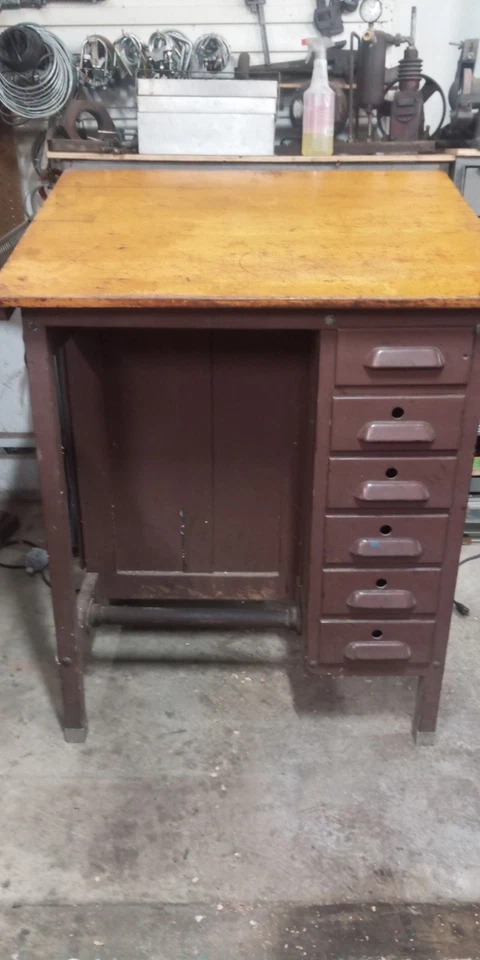 复古(1940 年代)E.H. Sheldon 6 抽屉教室绘图台。 钢和橡木。  — 第 1/4 张图片