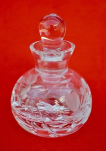 SMALL, HEAVY, CUT GLASS ETCHED PERFUME BOTTLE - UNUSED - SUPER QUALITY! - Picture 1 of 6