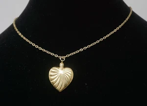 Goldfarbene Vintage Parfüm Schnupftabak 1" herzförmige Phiole Halskette - Bild 1 von 6