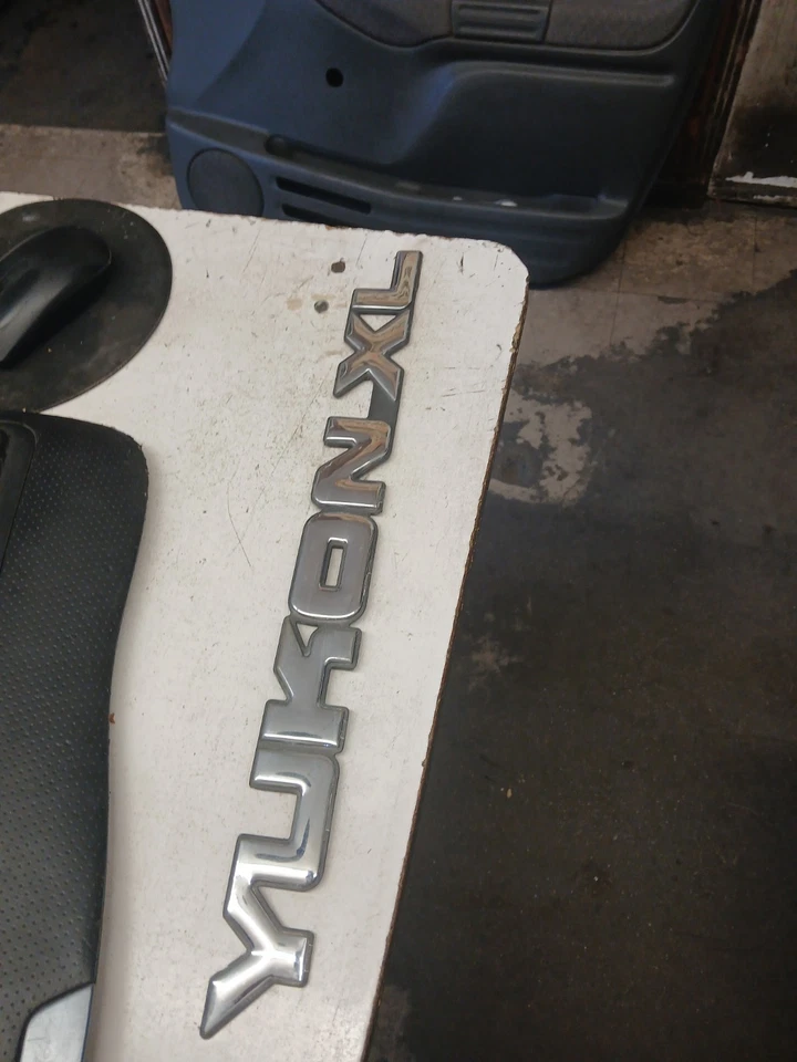 2000-2004 GMC Yukon XL Tailgate Script Emblem OEM 15746541 - Image 1 of 4
