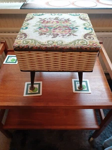 Caja de costura vintage con patas Dansette y tapiz diseño superior y mimbre alrededor. - Imagen 1 de 15