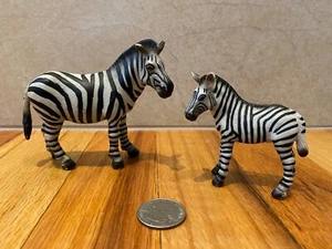 Schleich 14148 WEIBLICHES ERWACHSENES ZEBRA (1998) & 14146 BABY (1999) Tierfigur - Bild 1 von 4
