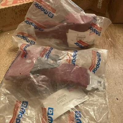 Nuevo de Lote Antiguo Cargador Ram D350 Mopar Cinturón de Seguridad Trasero Par Centro Rojo Foto 1 de 4