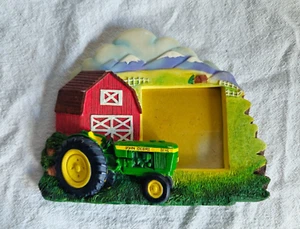 John Deere Enesco 3D Scheune Bauernhof Traktor Bilderrahmen Bildfläche ist 2,5" x 2,5" - Bild 1 von 8