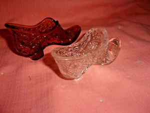 Zwei Vintage Glas Gänseblümchen und Knopf Schuhe - eine klar, eine bernsteinfarbene - Bild 1 von 3