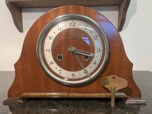 Vintage Elco Mantel Clock With Original Key Classic British Wooden Case - Picture 1 of 23