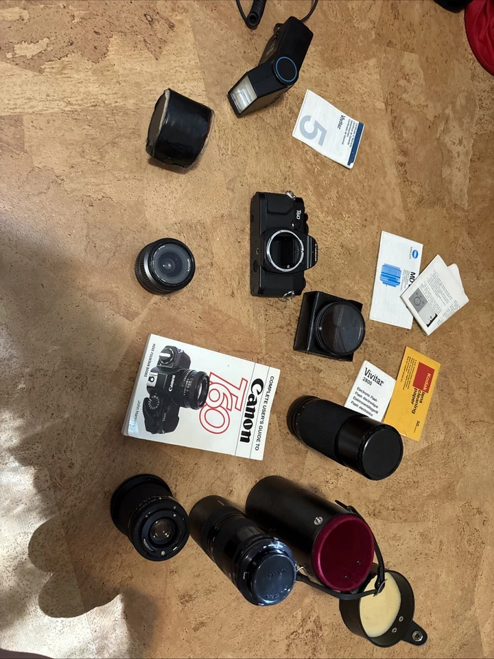 Cámara Canon T60 con montaje de lente, lentes surtidas y tiristor Vivitar. Foto 1 de 4