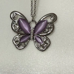 Collana con ciondolo farfalla strass intarsiato in vetro viola 32" - Foto 1 di 5