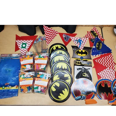 ¡Fiesta de superhéroes en una caja! Platos de Disfraz Ajustes de Mesa Batman Superman Justicia! Foto 1 de 4