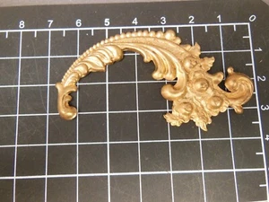 Large Floral Horn From R Brass stamping jewelry finding (osb0058) - Imagen 1 de 2