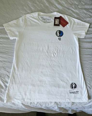 NWT Mitchell & Ness Women Size XL White Dallas Mavericks T Shirt  Dirk Nowitzki Cover