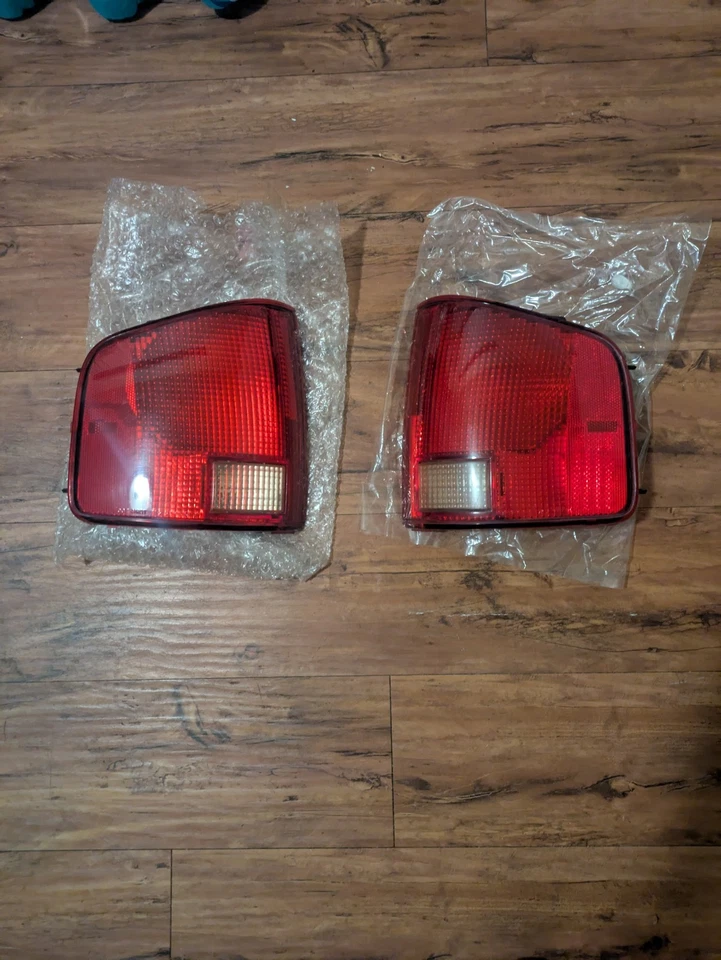 Conjunto completo de lanternas traseiras traseiras Chevrolet S10 1994 P/N 16516094 genuínas - Imagem 1 de 4
