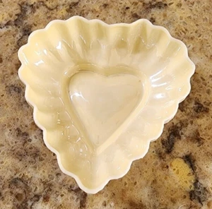 Belleek Herzform Schale Black Label Fine Irish China Süßigkeiten Schmuck Vintage - Bild 1 von 3