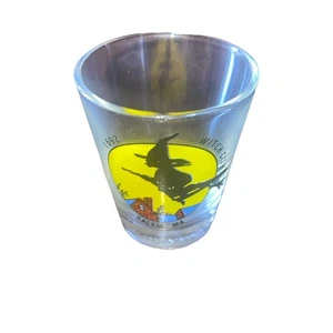 Salem Massachusetts Halloween schwarze fliegende Hexe auf einem Besen Schnapsglas - Bild 1 von 6