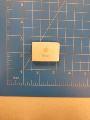 Apple iPod Shuffle 2nd Generation 1GB Silver MP3 Player Music Device - Image 1 of 4