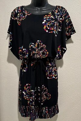 Vestido Signature By Sangria para mujer manga gorra talla pequeña negro multi cinturón remolinos Foto 1 de 4