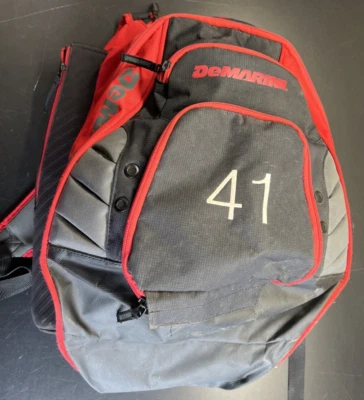 Mochila de beisebol Demarini Voodoo Rebirth 2 tacos vermelha e preta bolsa de softbol - Imagem 1 de 4