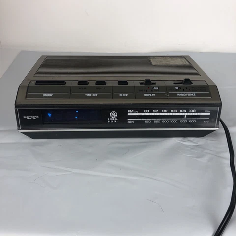 Vintage General Electric GE Clock Radio 7-4642F Alarm Blue Display Woodgrain 80s Cover