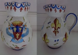 PICHET A CIDRE NORMAND "VILLE DE CAEN" FAIENCE BLASON FLEUR DE LYS - Foto 1 di 2