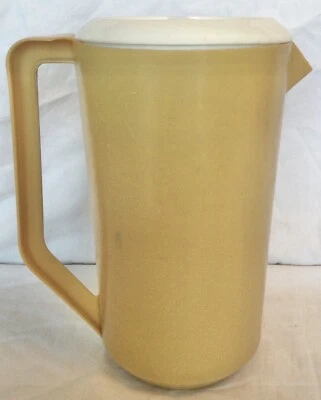 Jarra de bebida Rubbermaid vintage dorada 2-1/4 cuartos #J-2445 con tapa ranurada Foto 1 de 4