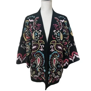 Giacca aperta ricamata Johnny Was nuova con etichette Fletcher Paisley kimono S occhiello 7/8 Slv - Foto 1 di 9