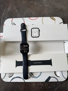 Apple Watch Series 7, 45mm, Midnight mit Sportarmband - Bild 1 von 3