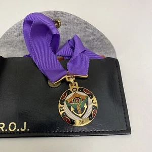 DE COLECCIÓN REAL ORDEN DE BUFONES ROJ SHRINERS MEDALLA CINTA Y ESTUCHE ESMALTE MASÓNICO - Imagen 1 de 4