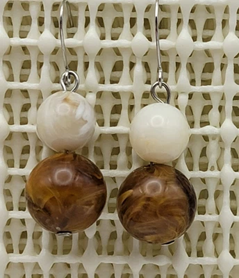 Pendientes colgantes de cuentas de lucita jaspeado marrón y blanco tono plata alambre francés 1" Foto 1 de 4