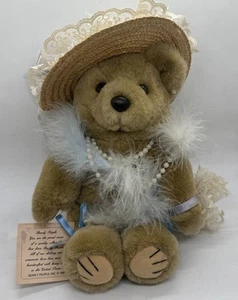 Oso de peluche de lujo Bearly People de colección con boa azul, sombrero y perlas de imitación - Imagen 1 de 14