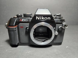 Nikon N2000 MF analoge Spiegelreflexkamera 35 mm schwarz Gehäuse sehr gepflegt!!! - Bild 1 von 6