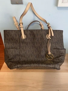 Bolso de Mano Michael Kors Signature Jet Set East West Top con Cremallera Marrón Grande con Monograma - Imagen 1 de 5