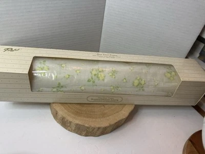 Forro de cajón perfumado vintage Karen Carson Polyfab 17 1/2 pulgadas X 108 verde floral Foto 1 de 4