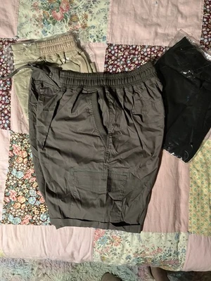 Nuevo* Pantalones Cortos Carga; Caqui Carbón y Negro; XL; $8 cada uno/$20 para los 3   Foto 1 de 3