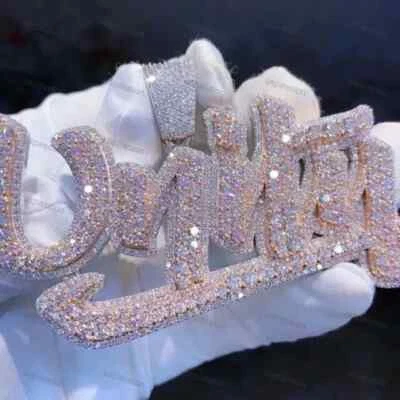 Colgante Moissanita Corte Redondo 3.00Ct Personalizar Nombre Dije Chapado en Oro Blanco 14K Foto 1 de 4