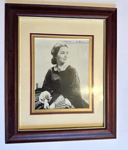 OLIVIA de HAVILLAND SIGNIERTES FOTO MIT DEM WIND WEG, gerahmt & mattiert, 17" x 14" - Bild 1 von 2