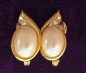 Vintage MONET Faux Pearl Gold Tone Rhinestone Clip On Teardrop Shape Earrings - Picture 1 of 5