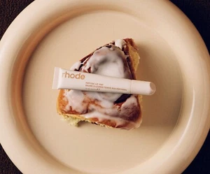 Rhode 'Cinnamon Roll' CUMPLEAÑOS EDICIÓN LIMITADA SE ENVÍA A TODO EL MUNDO - HAILEY BIEBER - Imagen 1 de 4