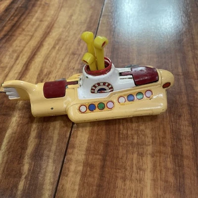 Vintage 1968 Corgi Toys THE BEATLES YELLOW SUBMARINE Diecast Red Hatches - Immagine 1 di 4