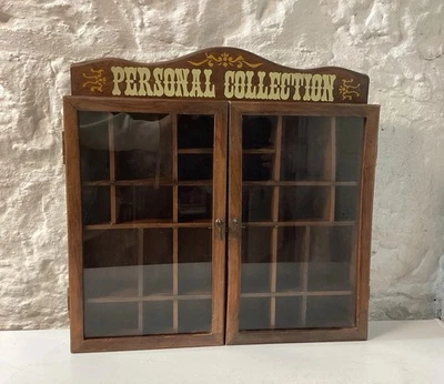 Mueble de pared de madera vintage Enesco 1979 con puertas de cristal colección expositor Foto 1 de 4