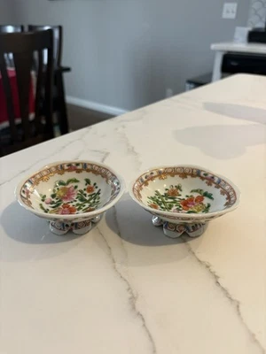 Un par de cuencos decorativos de porcelana china Famille Rose con motivos florales. Foto 1 de 4
