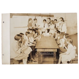 Foto de clase de niños bebiendo leche años 20 Philadelphia School Dairy niños PA A225 - Imagen 1 de 2