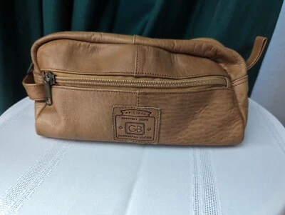Дорожная желтовато-коричневая кожаная сумка для туалетных принадлежностей ручной работы Geoffrey Beene и серая фланелевая мини-сумка - Изображение 1 из 4