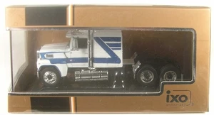Ford LTL-9000 Camión Tractora (Blanco/Azul Oscuro) 1978 en OVP 1:64 IXO - Imagen 1 de 1