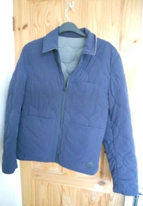 CHAQUETA ACOLCHADA PARA HOMBRE TED BAKER AZUL MARINO XL 23" AXILA A AXILA EXTERIOR - Imagen 1 de 3