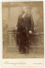 CIRCA 1890'S CABINET CARD Distinguished Man Goatee Suit Baumgardner Tiffin OH