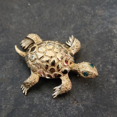 Broche prendedor vintage Monet tono dorado ojo verde estrás firmado tortuga textura 2" Foto 1 de 4